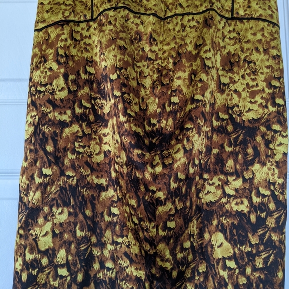 Gently used Marciano pencil skirt in stretch satin. Size 6. - Picture 2 of 2